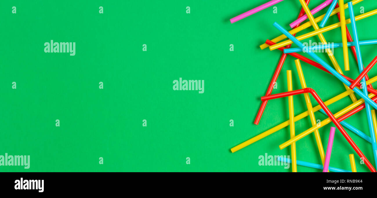 Bunte cocktail Rohre Strohhalme auf grünem Hintergrund Stockfoto