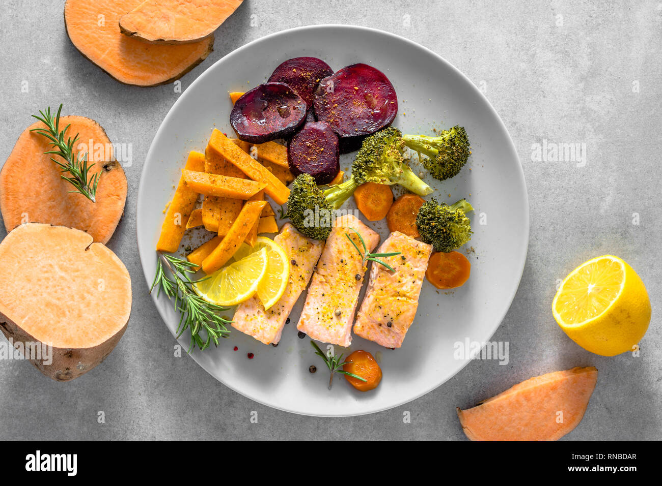 Diätetische Gerichte mit gegrilltem Lachs und Gemüse Überbacken im Ofen  Stockfotografie - Alamy