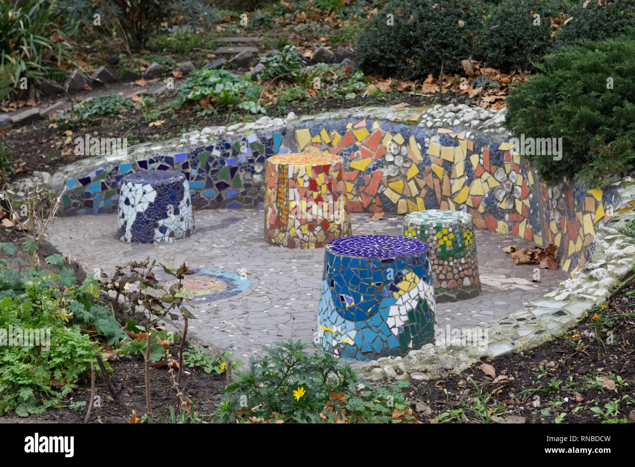 Mosaik Fliesen Sitzplatze In Einem Innerstadtischen Garten Stockfotografie Alamy