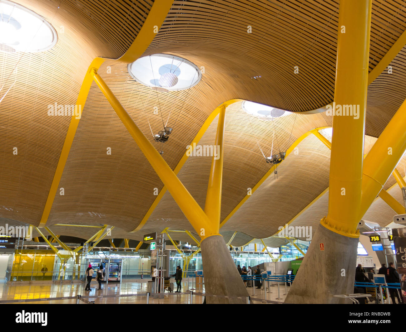 Madrid, Spanien - 27. Januar 2018: Der Flughafen Barajas in Madrid, Spanien. Innenraum des Terminal 4, entworfen von Antonio Lamela und Richard Rogers Stockfoto