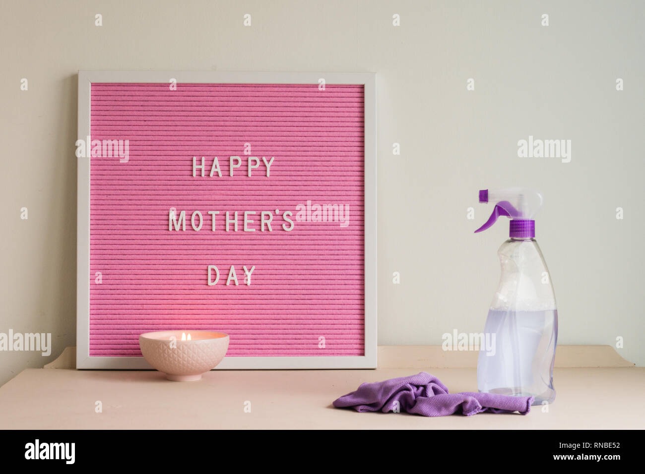 Schild Happy Muttertag mit Reinigung Flasche Stockfoto