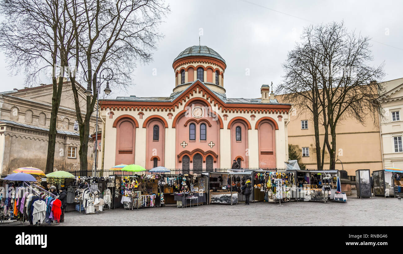 Vilnius, Litauen - März, 11, 2017: Streetview mit St Parasceve der Orthodoxen Kirche in der Altstadt von Vilnius, Litauen Stockfoto