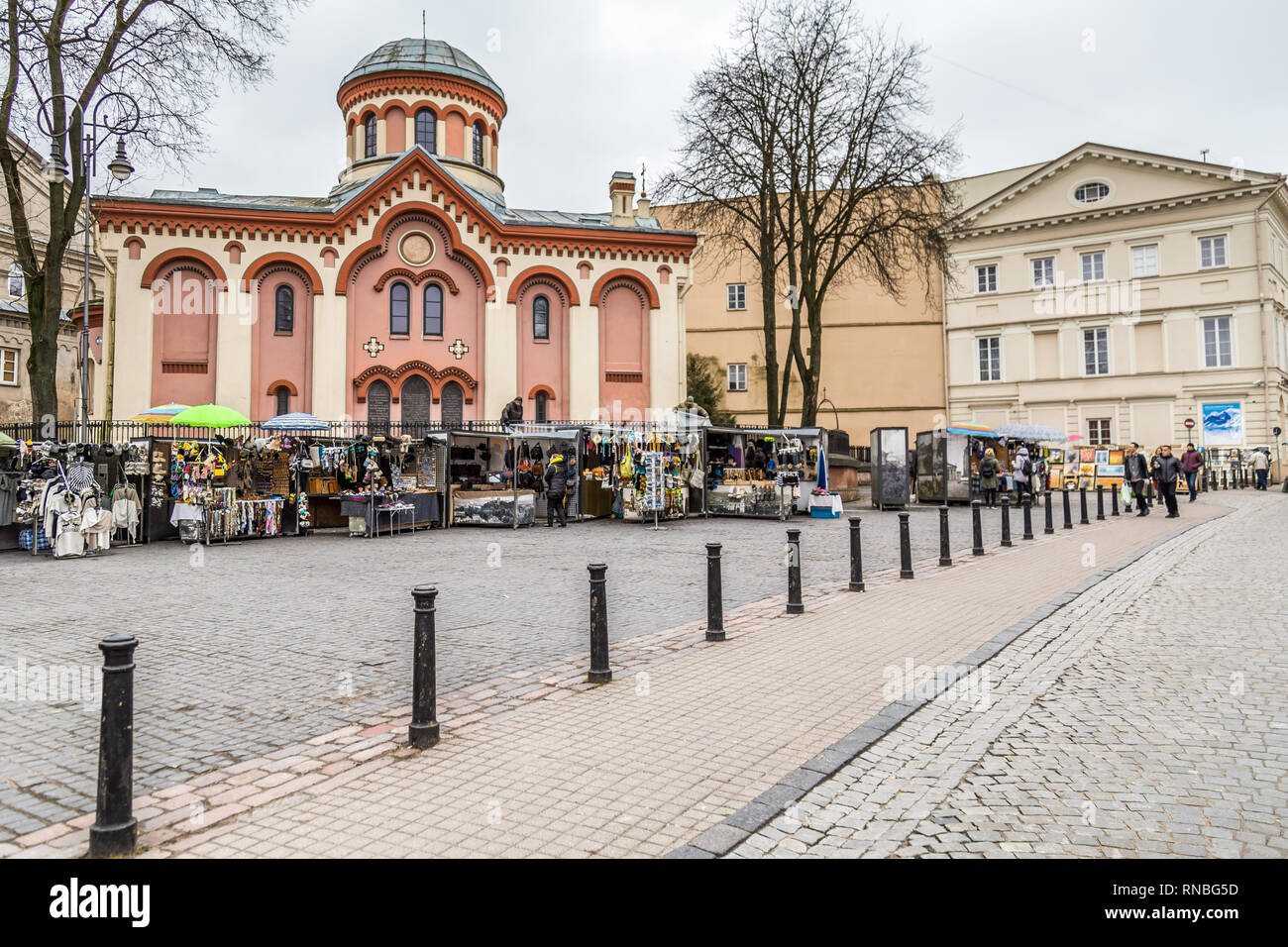Vilnius, Litauen - März, 11, 2017: Streetview mit St Parasceve der Orthodoxen Kirche in der Altstadt von Vilnius, Litauen Stockfoto