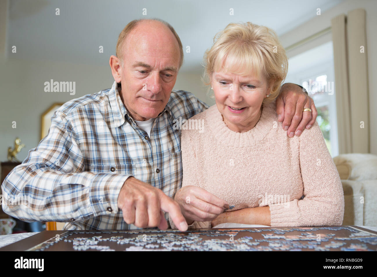 Senior Paar zu Hause Puzzle zusammen Stockfoto