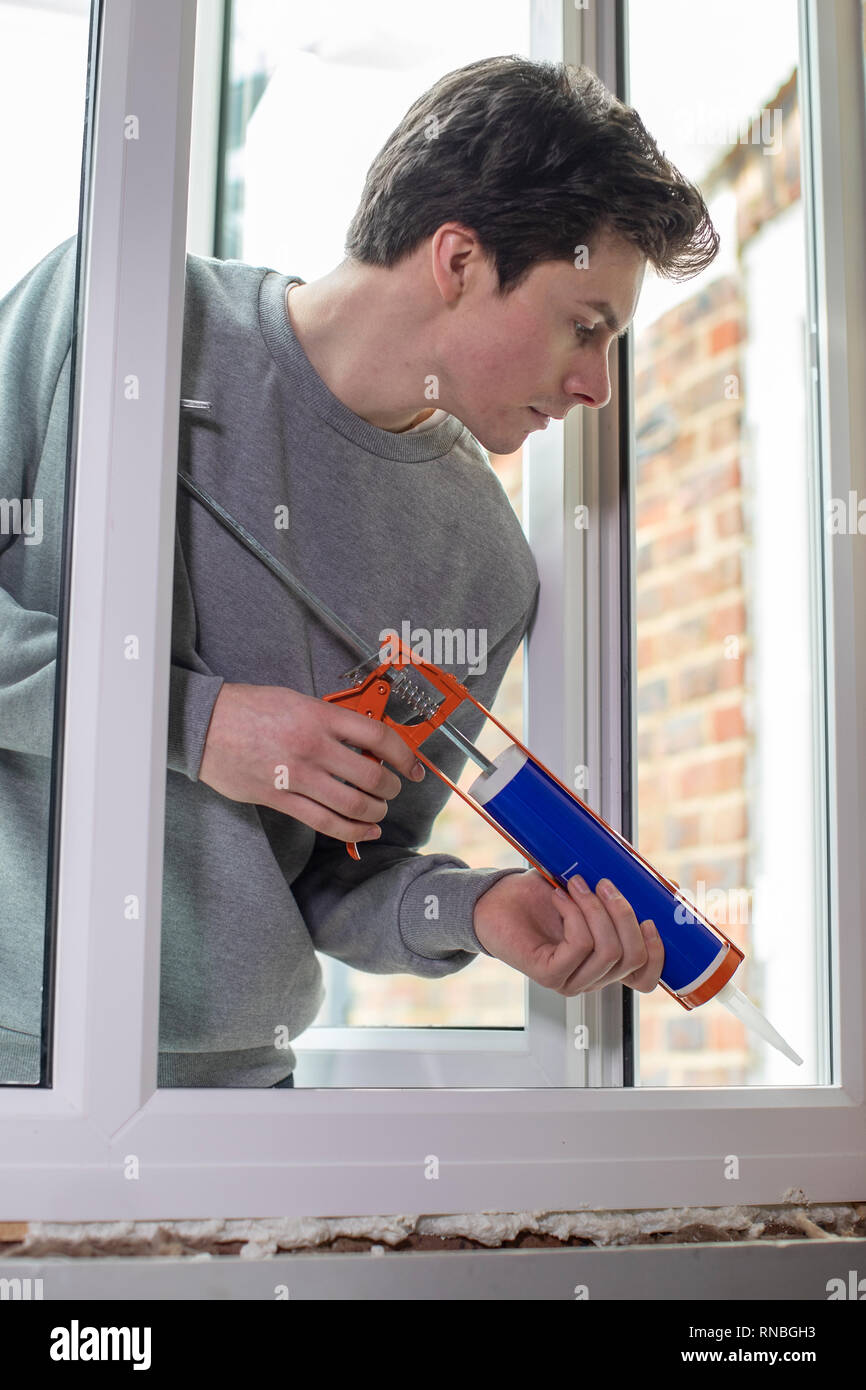 Bauarbeiter im Haus neue Windows-Installation Stockfoto