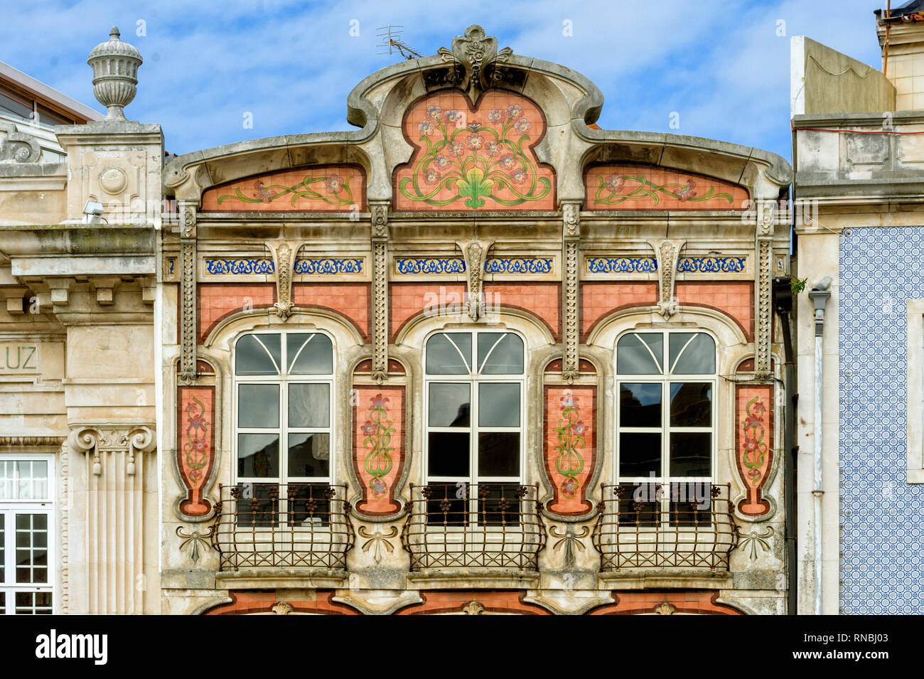 Blick auf die schönen alten Fassaden von Gebäuden im Stil der Art Nouveau Architektur in Aveiro in Portugal Stockfoto