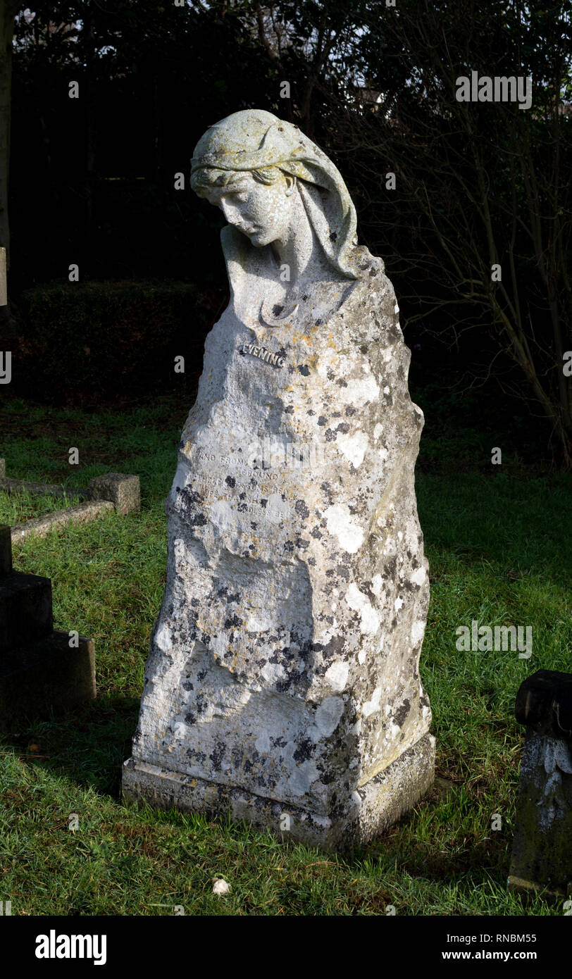 Eine ungewöhnliche geschnitzten Grabstein in Stratford Friedhof, Stratford-upon-Avon, Großbritannien Stockfoto