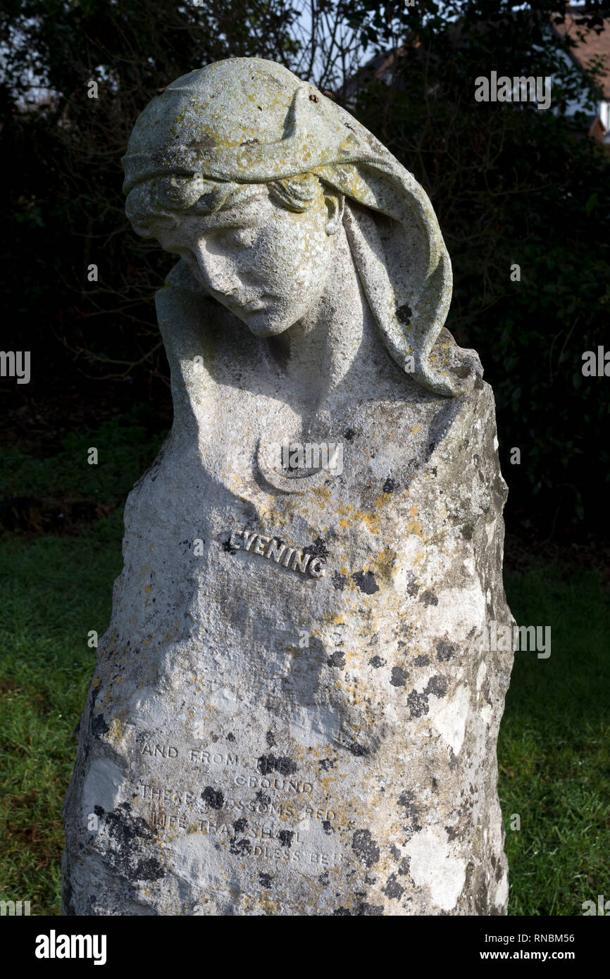 Eine ungewöhnliche geschnitzten Grabstein in Stratford Friedhof, Stratford-upon-Avon, Großbritannien Stockfoto