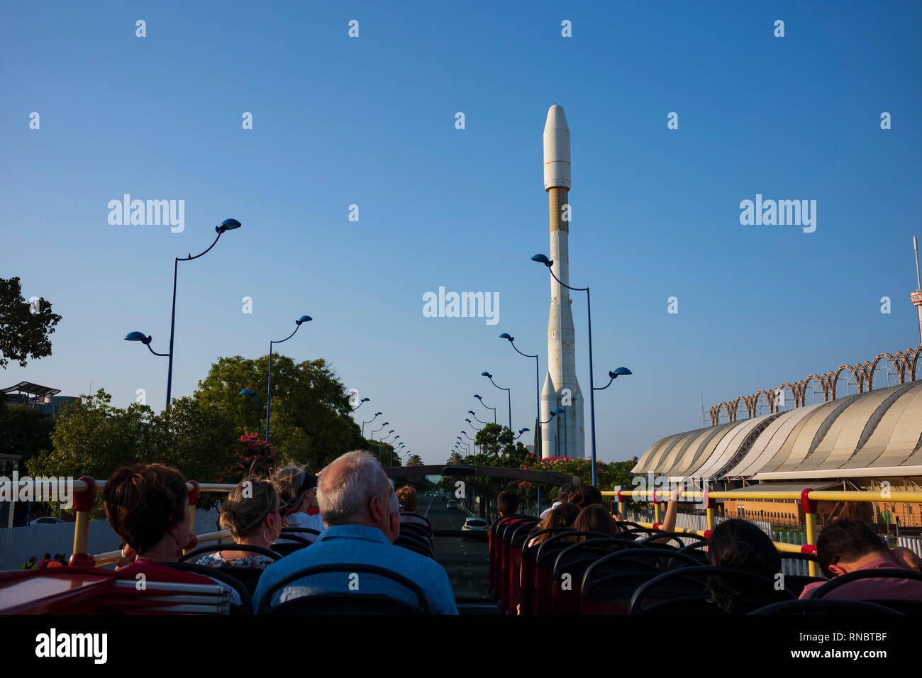 Nachbau eines Arianne Sky Rocket, auf dem Gelände der Weltausstellung von Sevilla, Expo '92, von einer open-air tour bus in Sevilla, Spanien. Stockfoto
