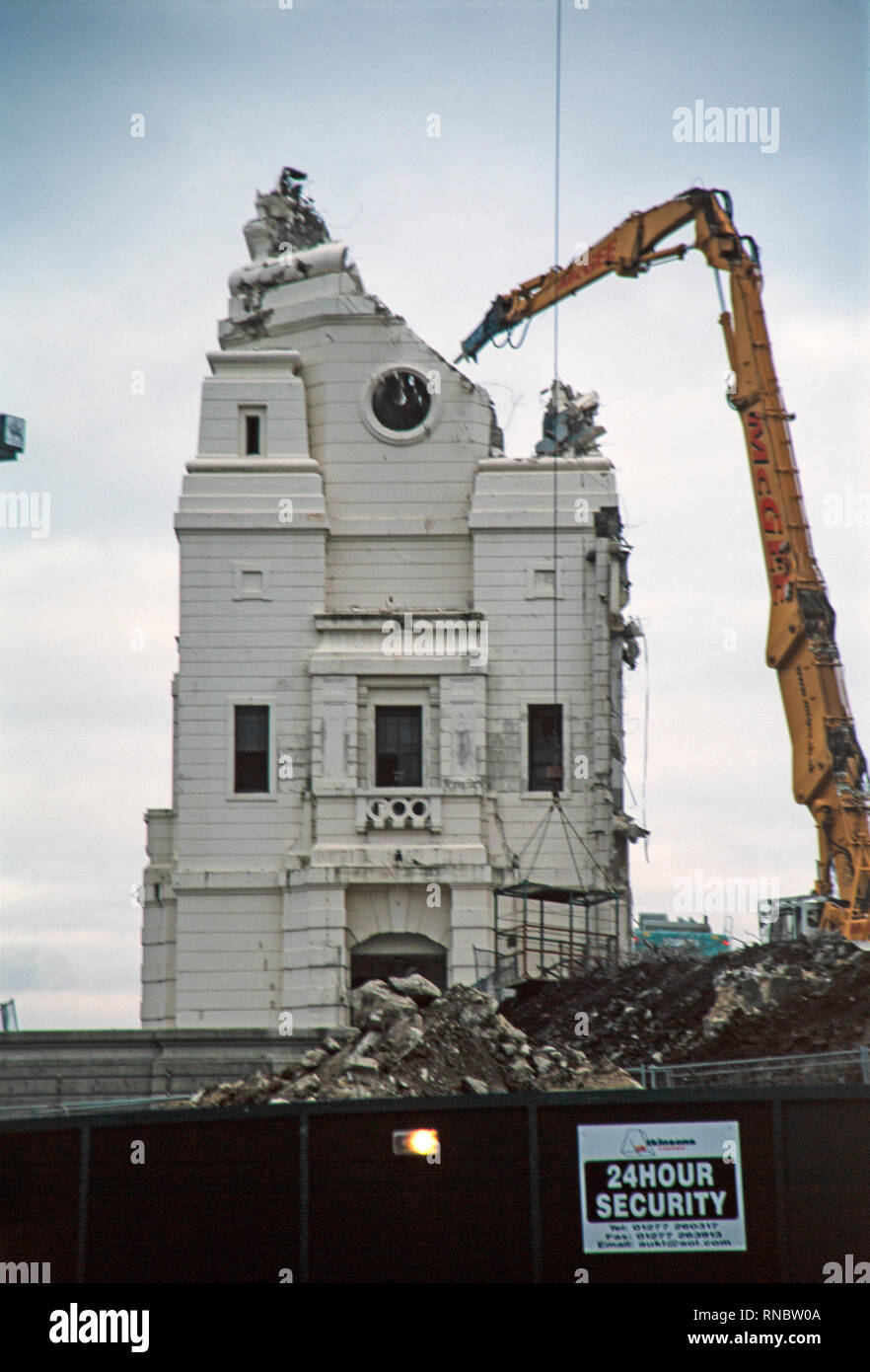 Die berühmten Twin Towers von Wembley Stadion in London, England, im Jahr 2003 abgerissen wurden. Stockfoto