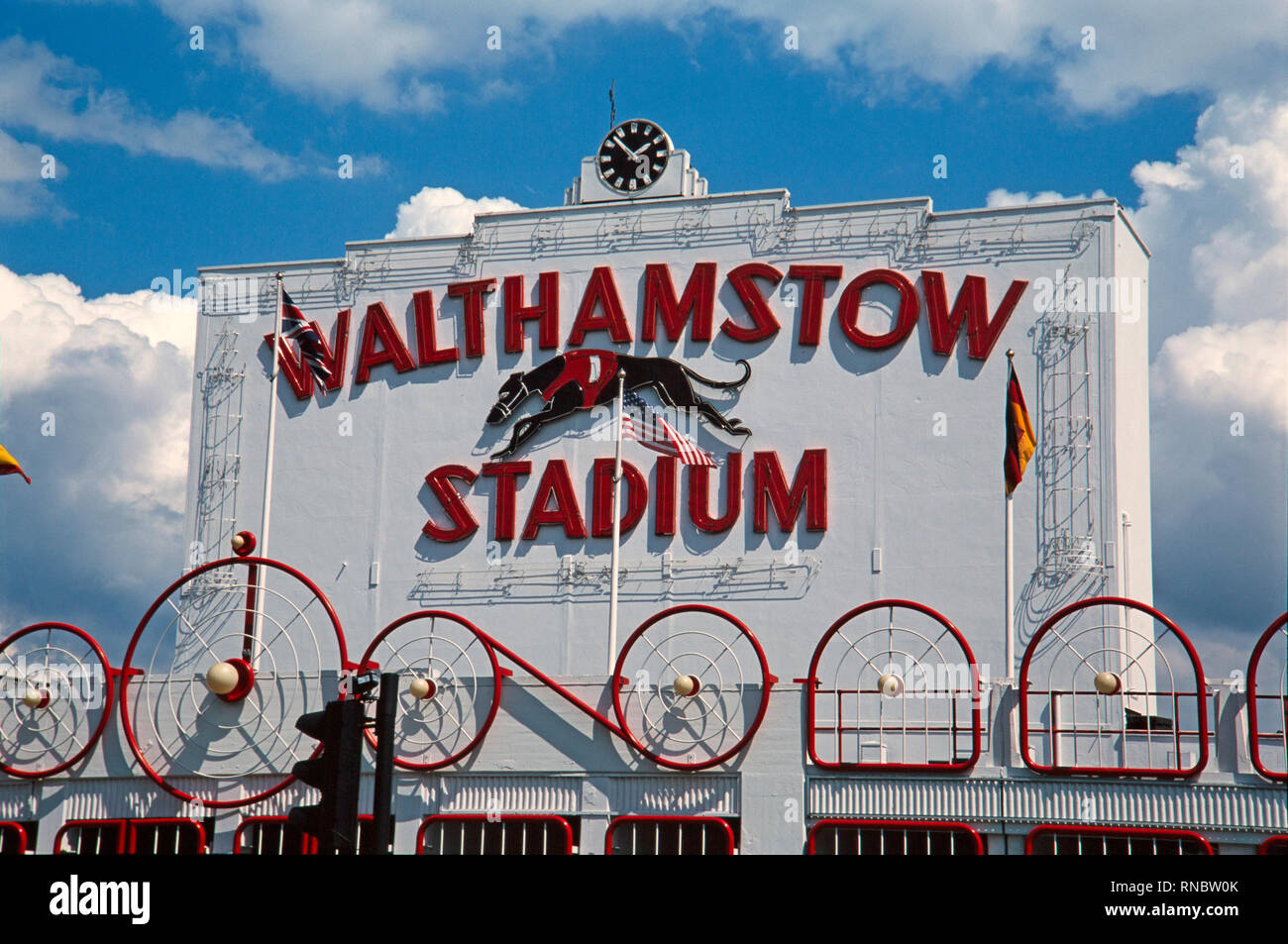 Walthamstow Stadion in London. Foto von 2003 genommen. Walthamstow Stadium war ein Greyhound Racing Track im Londoner Stadtteil Waltham Forest im Osten von London entfernt. Es war, als der führende Greyhound Racing Stadion in Großbritannien nach der Schließung der Weißen Stadt im Jahr 1984 betrachtet. Das Stadion geschlossen am 16. August 2008. Stockfoto