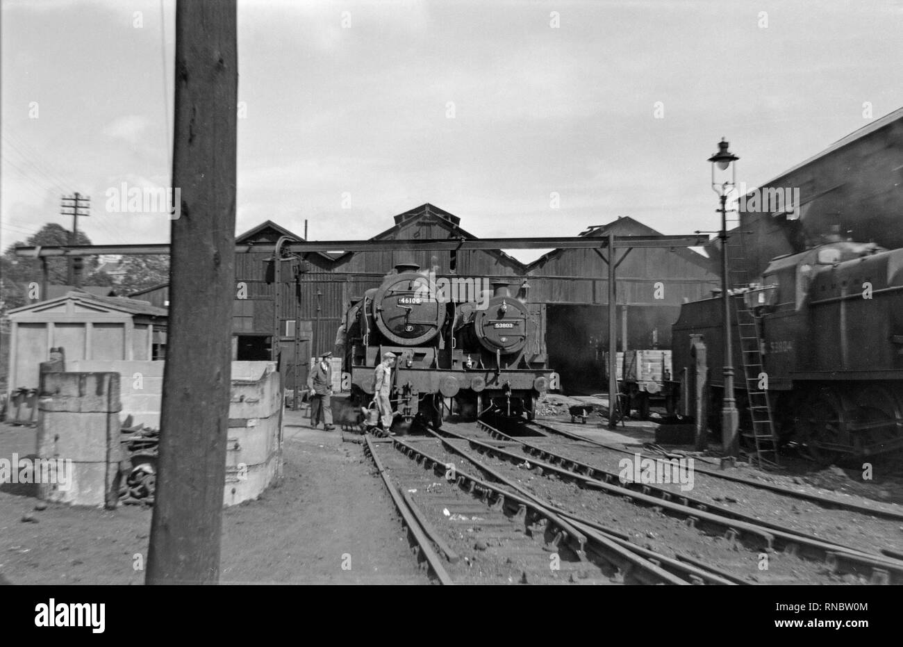 Drei Dampflokomotiven im Zug Yard in England während der 50er Jahre. Auf der linken Seite ist die 46100 Royal Scot, die jetzt in England erhalten. Die anderen zwei Lokomotiven, 53803 und 53804 sind Fowler 2-8-0-Motoren. Stockfoto