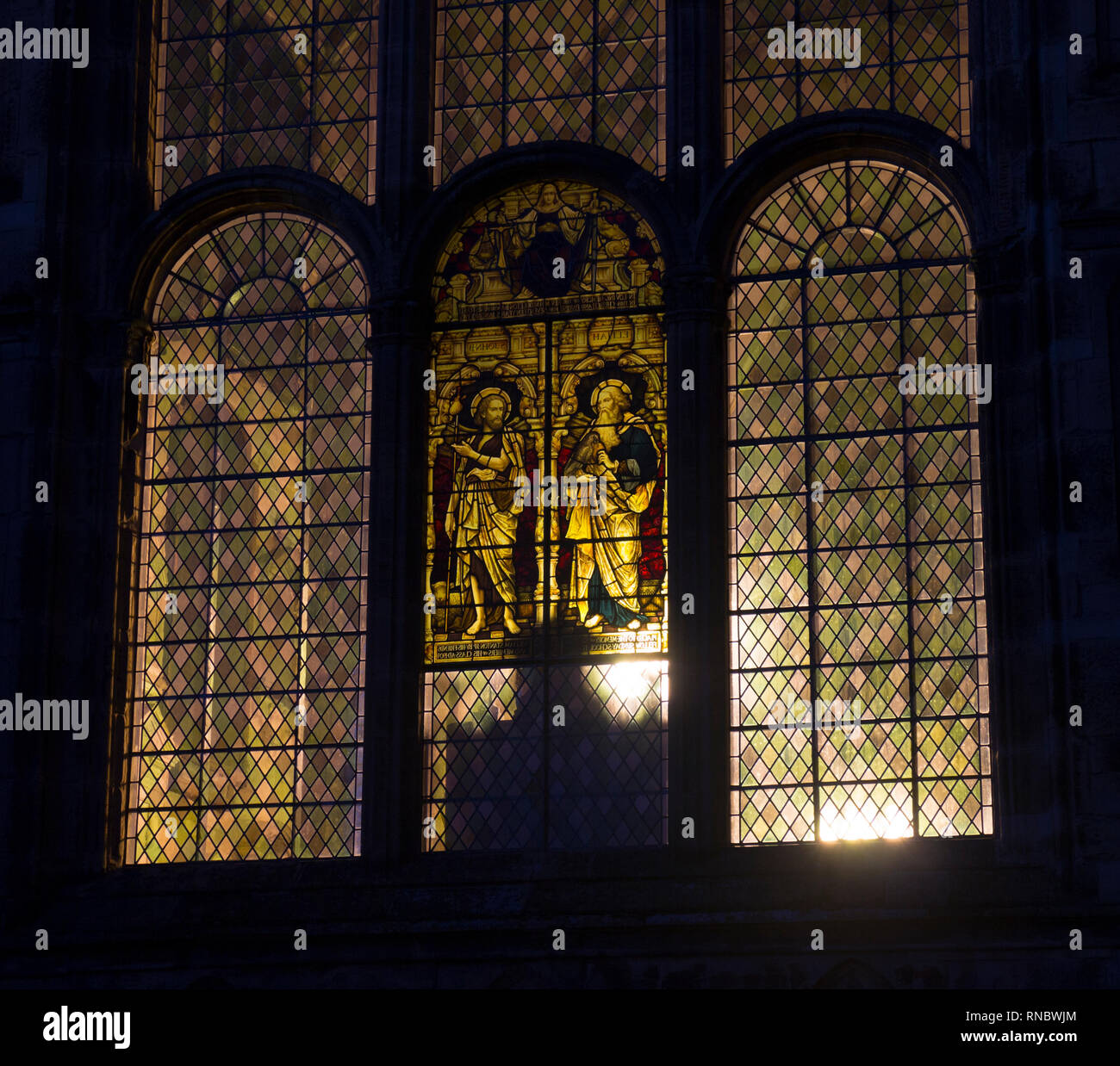 Im Licht scheint durch ein Glasfenster in der Nacht, St. Mary's Church, Warwick, Warwickshire, England, Großbritannien Stockfoto