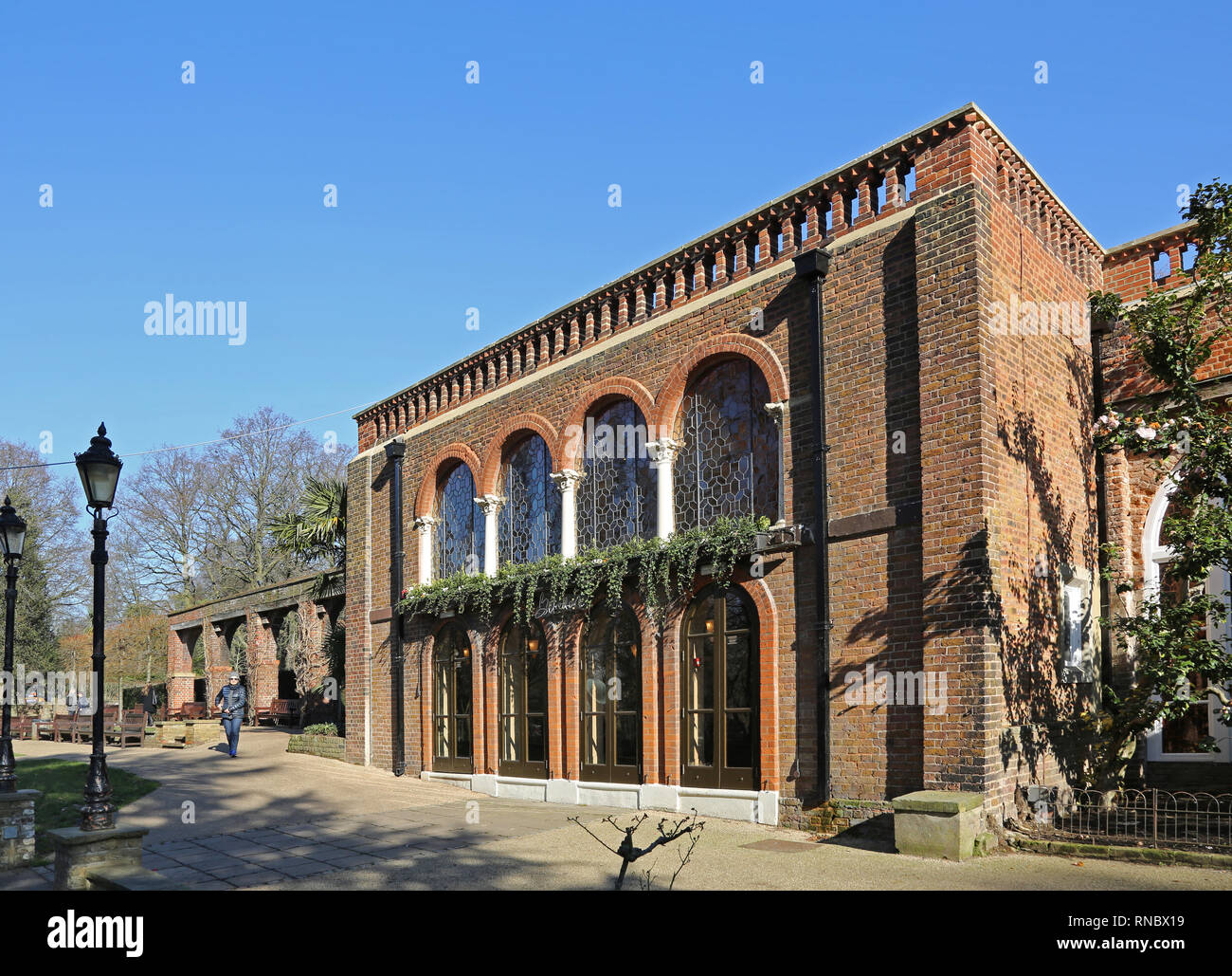 Das Restaurant Belvedere und die Orangerie in Holland Park, Kensington, London, einer der reichsten Gegenden der Stadt. Stockfoto