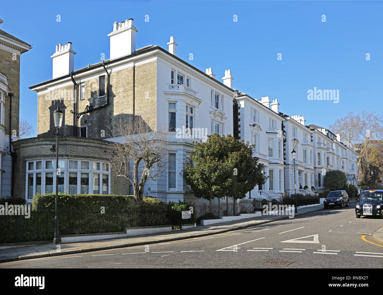 Große, luxuriöse Häuser auf Phillimore Gardens, Kensington. Eine von Londons exklusivsten Straßen. Häuser hier verkaufen für bis zu 40 Mio. £. Stockfoto