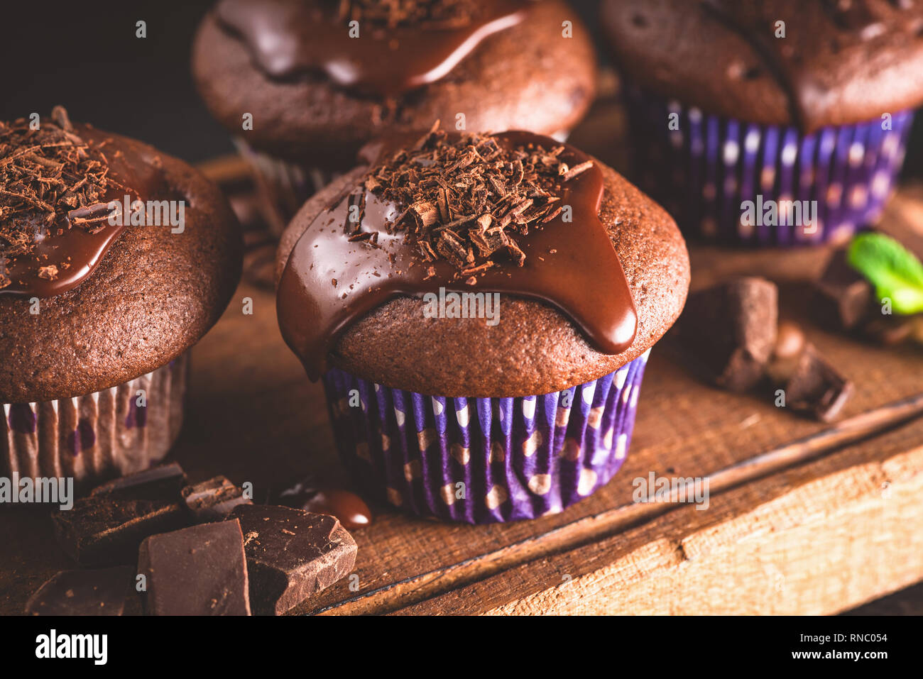 Chocolate Muffins mit Ganache auf Holz, das Fach Detailansicht leckere Schokolade Kuchen. Getönten Bild. Stockfoto