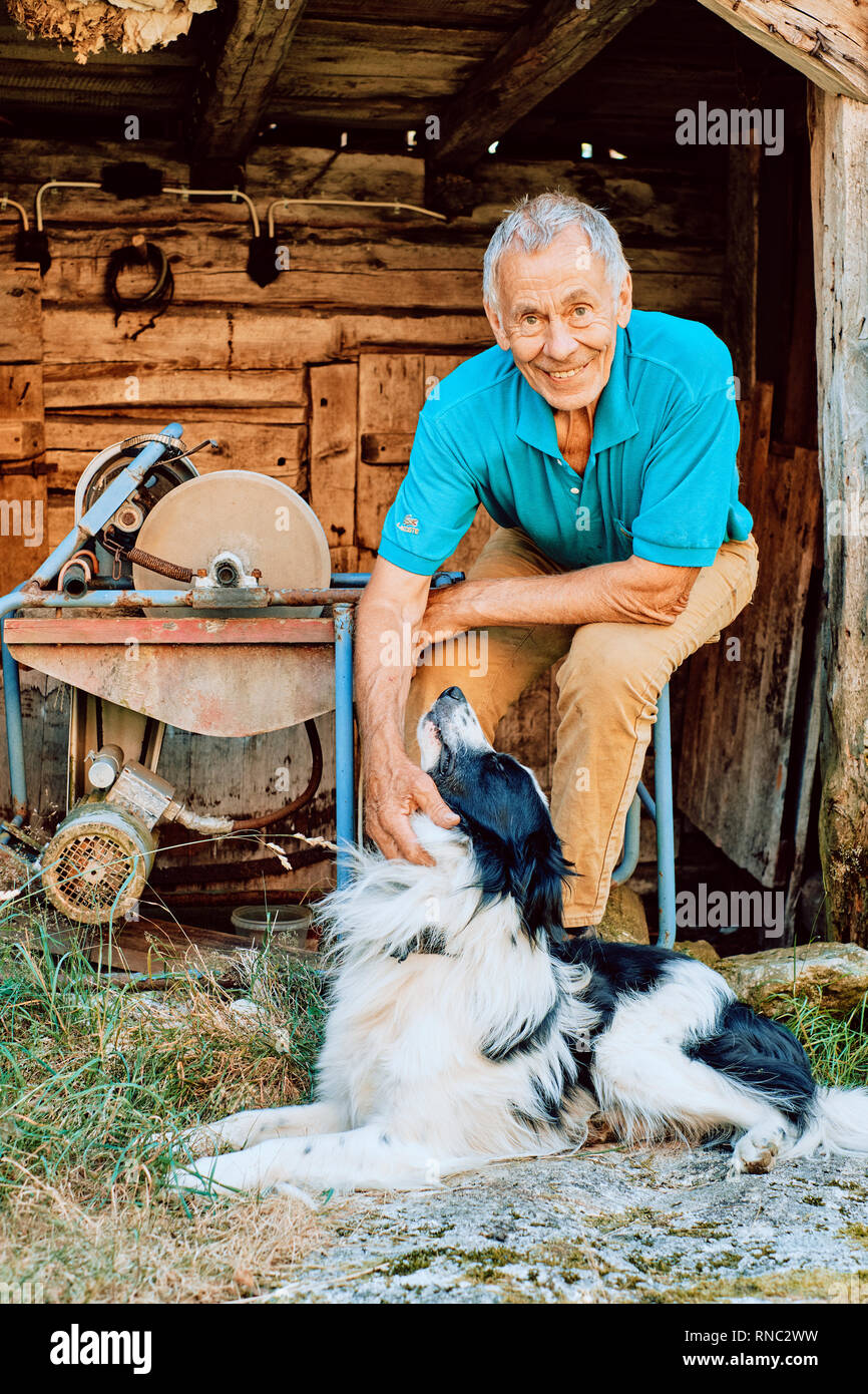 Einen Standort Portrait eines norwegischen Schafzüchter mit seinem Border Collie Gebrauchshund. Stockfoto