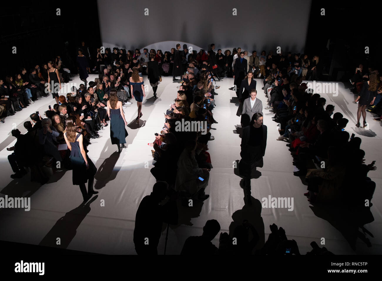 Modelle auf dem Laufsteg während der chalayan Herbst/Winter 2019 London Fashion Week zeigen in Sadler's Wells Theatre in London. Stockfoto