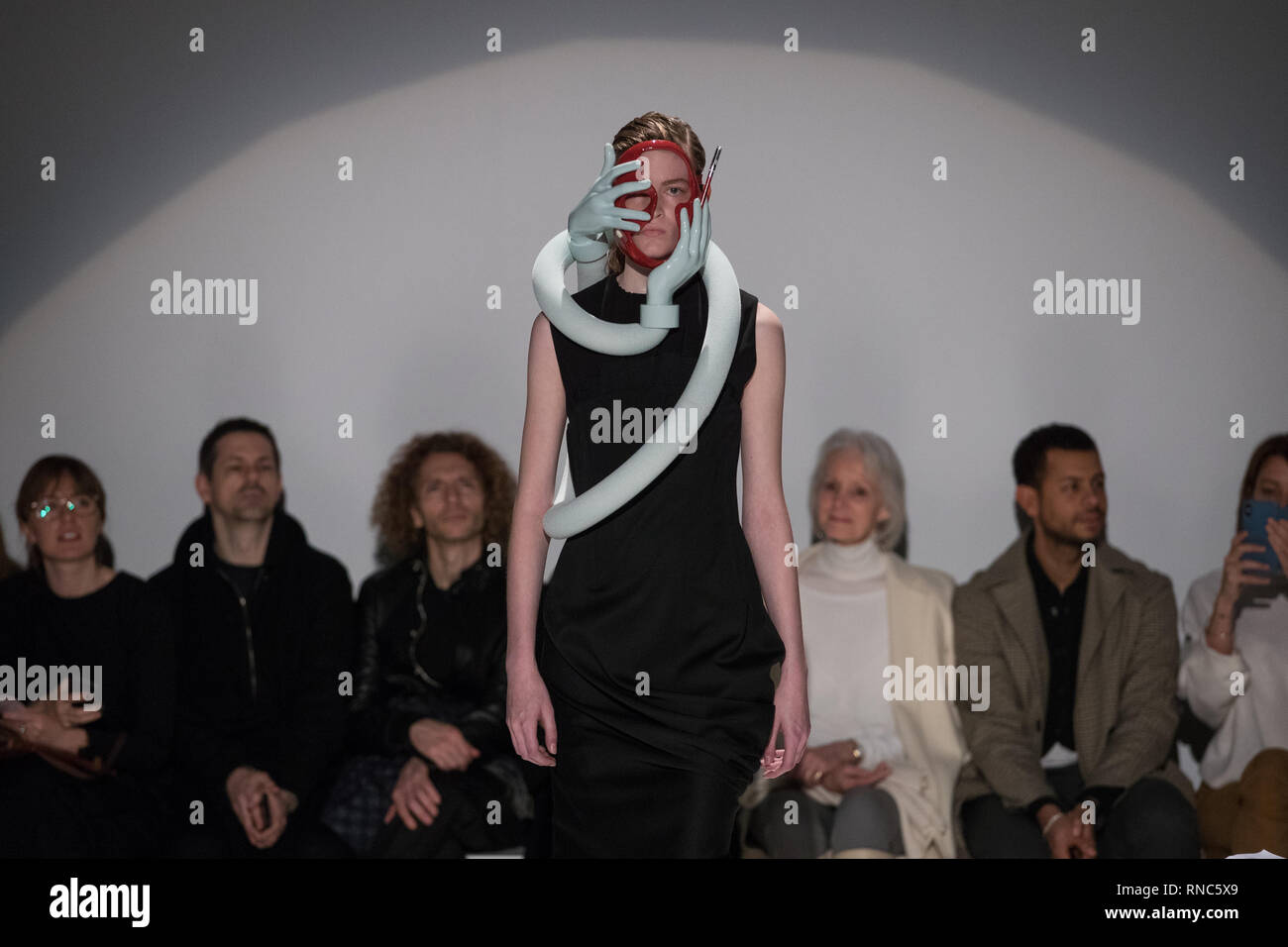 Modelle auf dem Laufsteg während der chalayan Herbst/Winter 2019 London Fashion Week zeigen in Sadler's Wells Theatre in London. Stockfoto