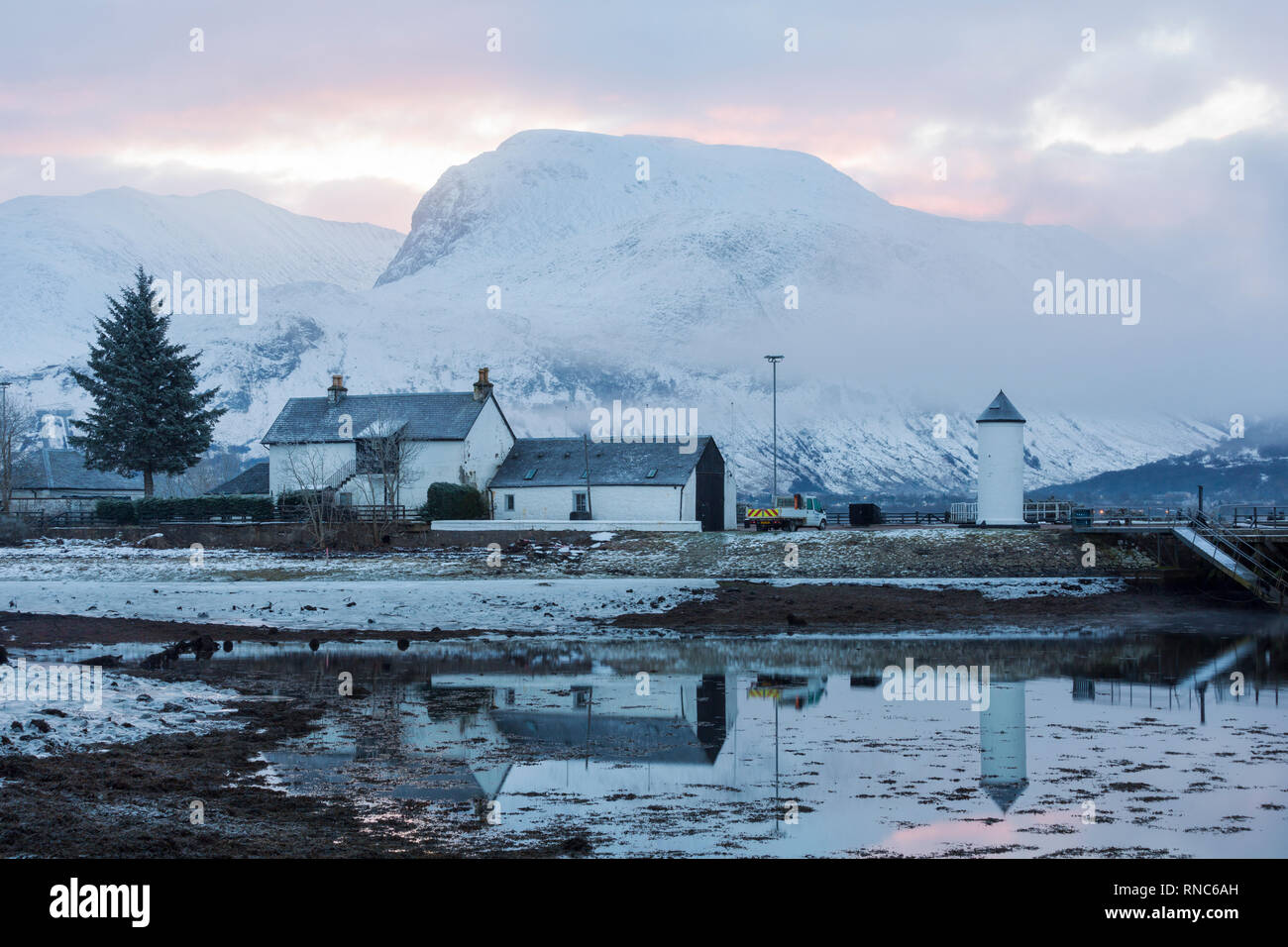 Corpach Leuchtturm Reflexionen mit Ben Nevis von Corpach, Fort William, Schottland an einem kalten Wintertag im Februar Stockfoto