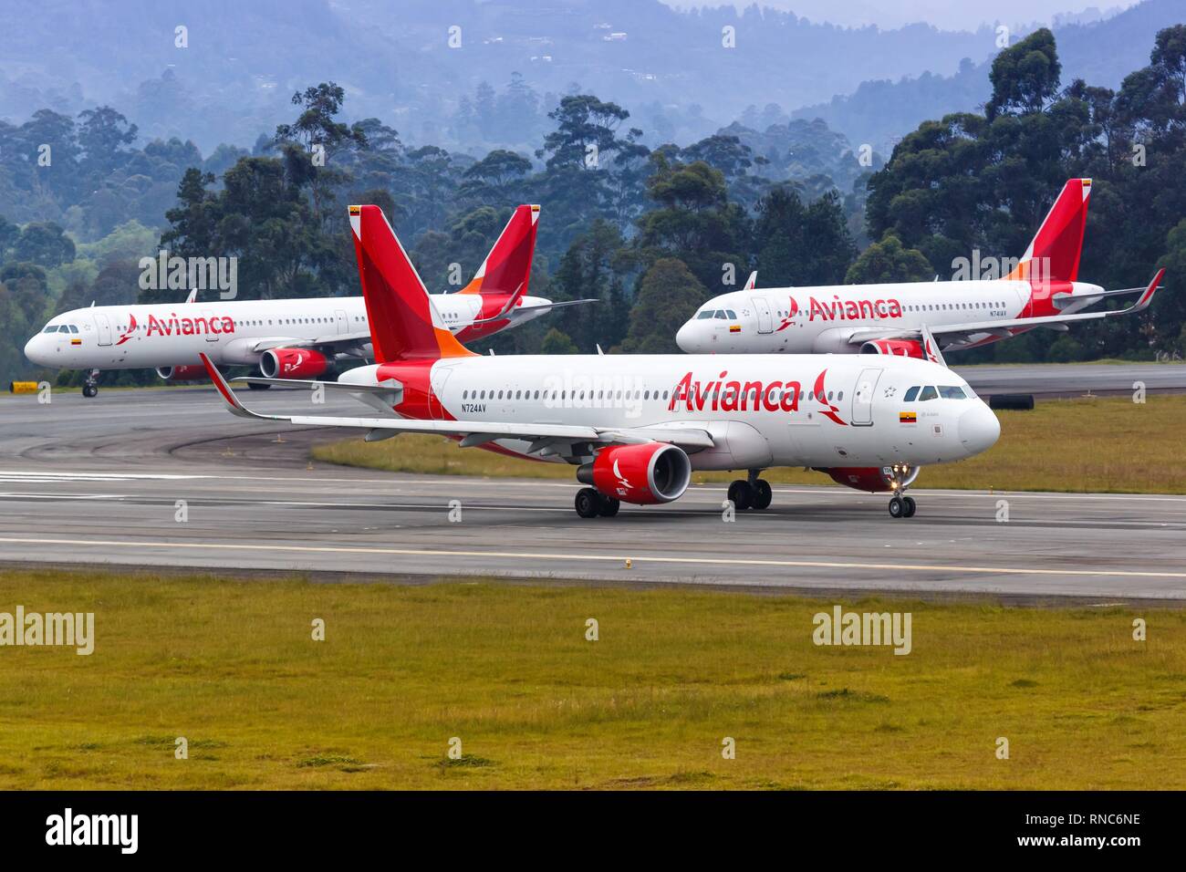 Medellin, Kolumbien - Januar 27, 2019: Avianca Airbus Flugzeuge am Flughafen Medellin (MDE) in Kolumbien. | Verwendung weltweit Stockfoto