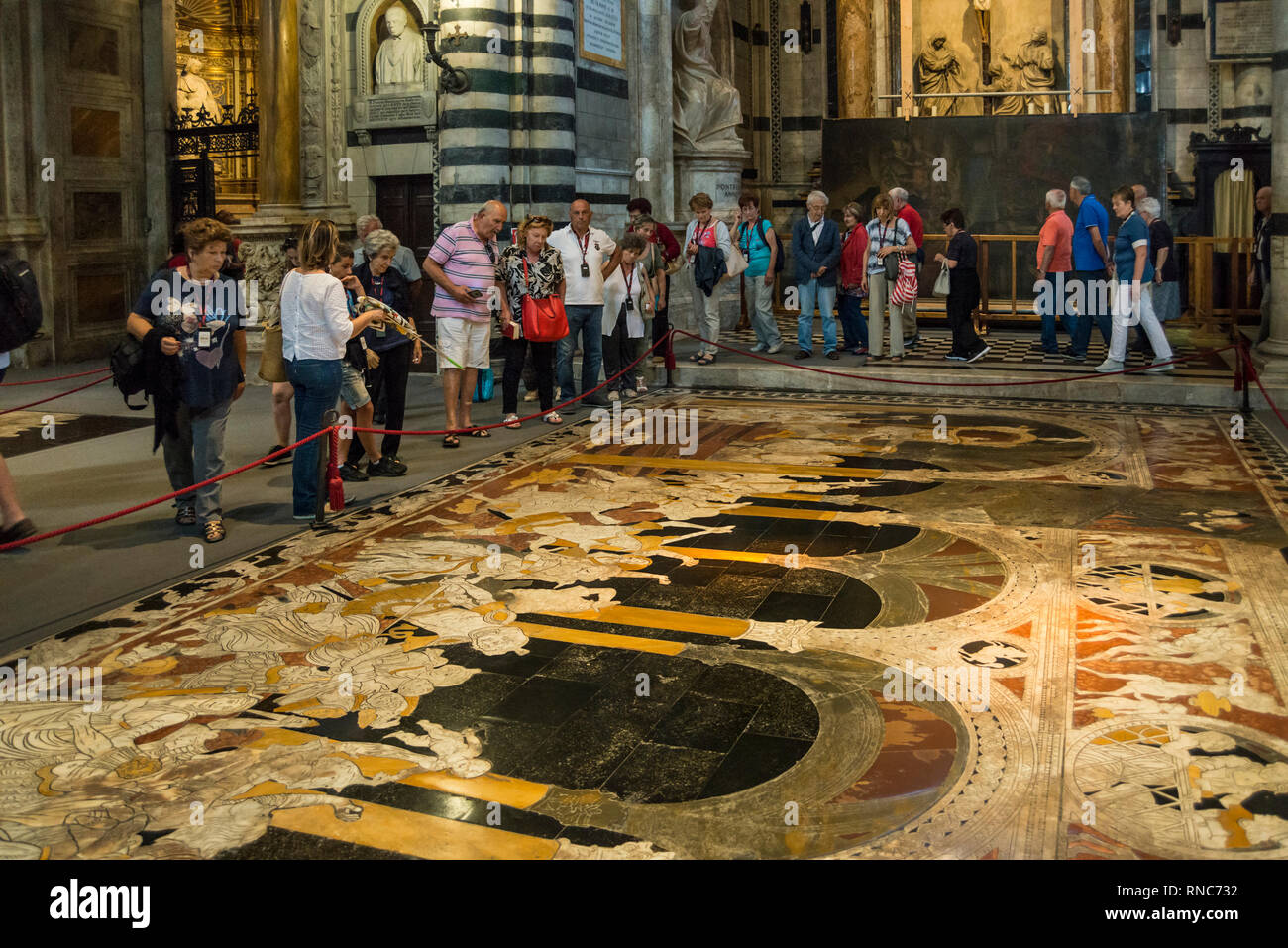 Touristen im Inneren des Duomo di Siena (Siena), Toskana, Italien Stockfoto