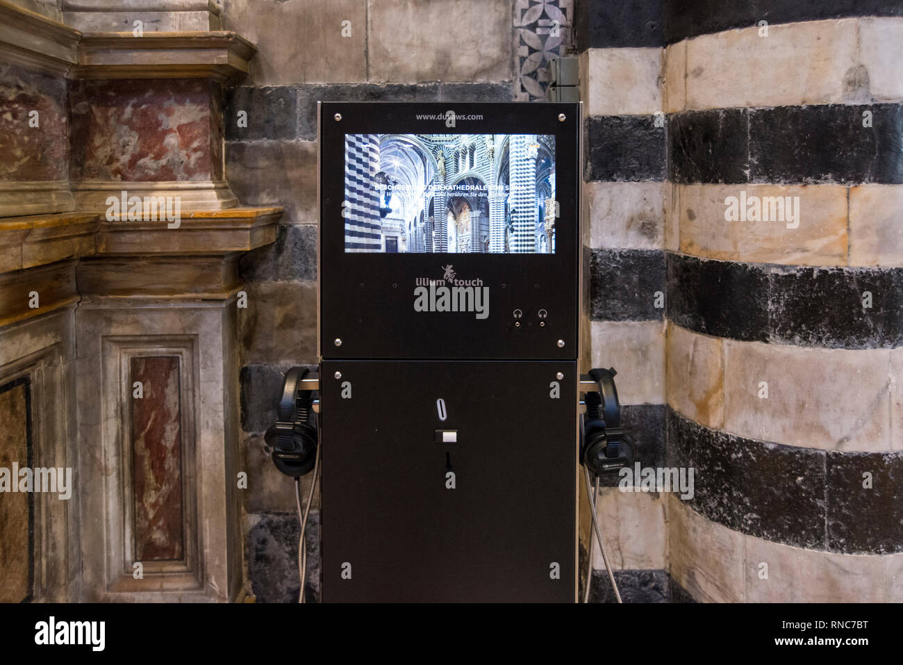 Münzautomaten mehrsprachige Multimedia Station mit Kopfhörern und Touchscreen HD Monitor innerhalb von Duomo di Siena (Siena), Toskana, Italien Stockfoto