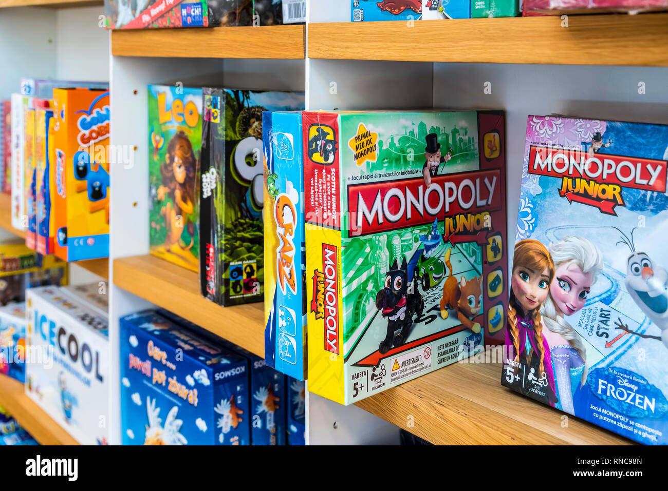 Bukarest, Rumänien - Juni 05, 2017: Gesellschaftsspiele zum Verkauf in Spielzeug Store Stockfoto