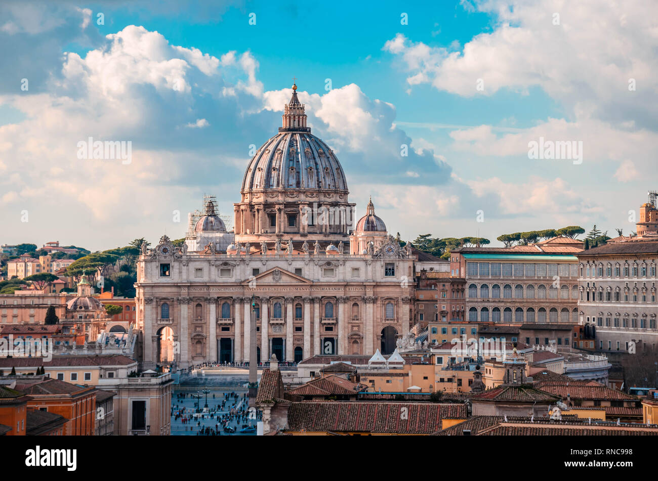 Der Basilika St. Peter, eine der größten Kirchen der Welt und die wichtigsten Sehenswürdigkeiten in Rom in der Vatikanstadt entfernt. Stockfoto