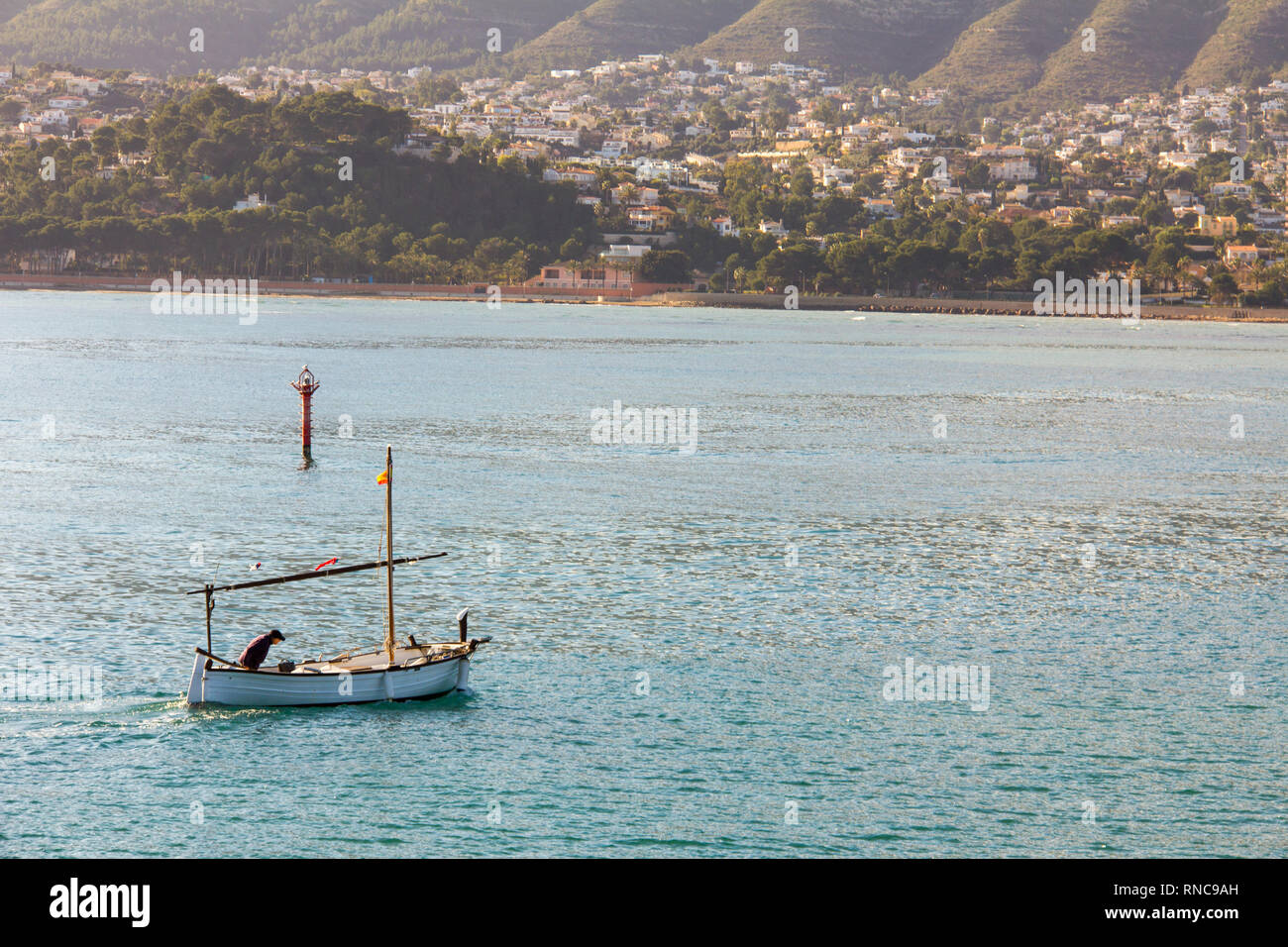 Ein kleines Boot in den Hafen in Denia, Spanien. Montgó ist im Hintergrund Stockfoto