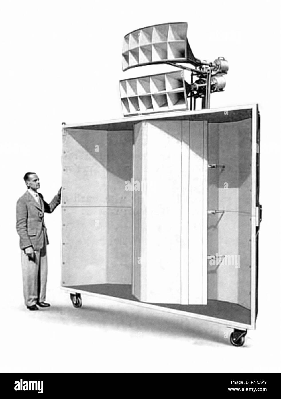 Anfang der 1930er Jahre Cinema Lautsprecher Western Electric Company Prototyp für hinter dem Bildschirm Mirrophonic System unter Verwendung von Field Coil Driver in zwei multicell Hörner. Stockfoto