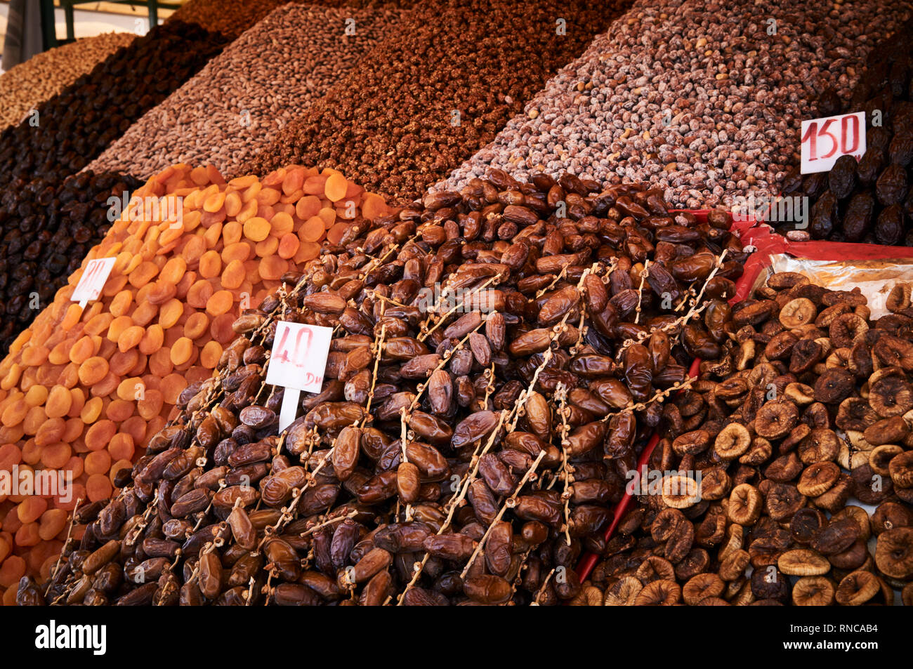 Stapel der getrocknete Früchte und Nüsse für den Verkauf in einem souq in der Medina von Marrakesch. Getrocknete Feigen, Aprikosen, Datteln, Rosinen, Nüsse auf Verkauf in einem Marktstand. Stockfoto