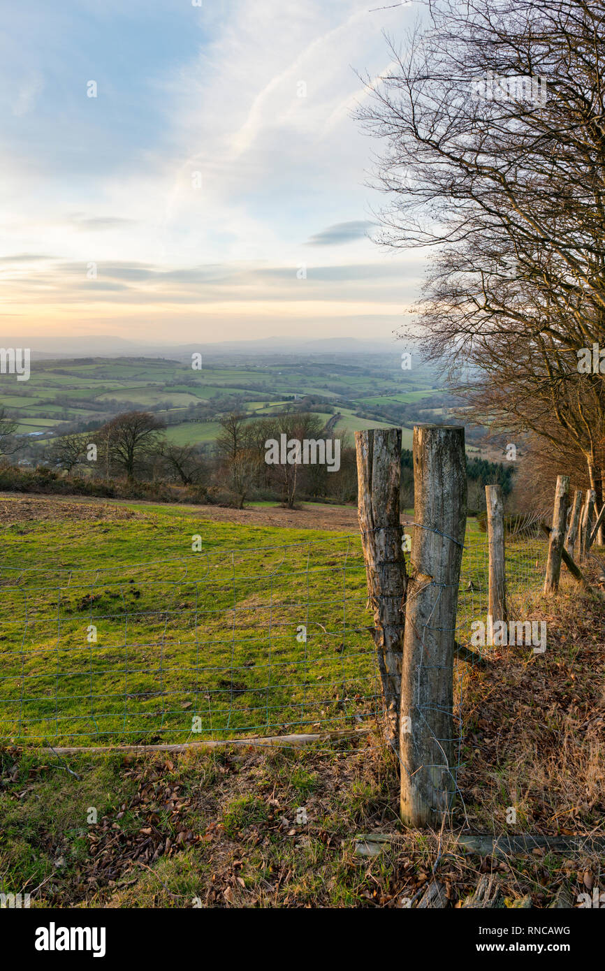 Ein Blick über die Felder in Richtung der Schwarzen Berge, Monmouthshire, Wales. Stockfoto