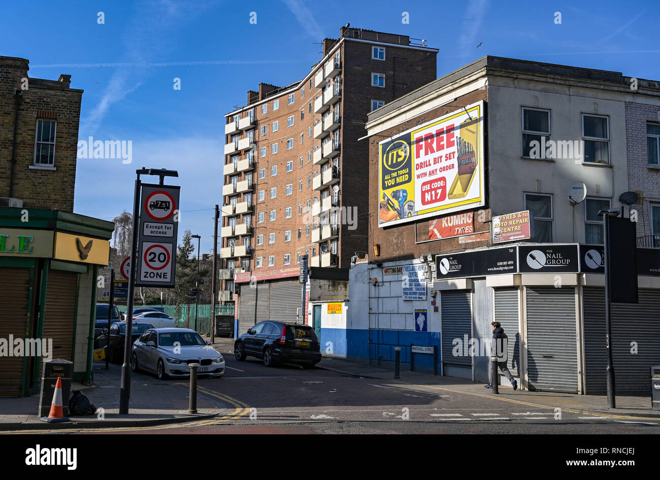 Tottenham London UK-Geschäfte und Wohnungen gerade weg von Tottenham High Road Stockfoto