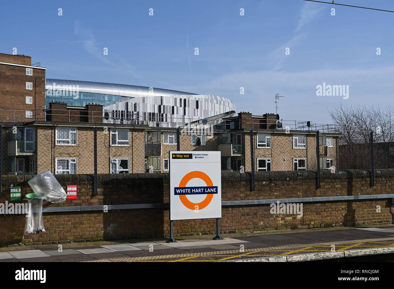 Tottenham London UK-White Hart Lane Bahnhof verwendet von Fußball-Fans gehen mit den Tottenham Hotspur Stadion Sporen in Abstand behi Stockfoto