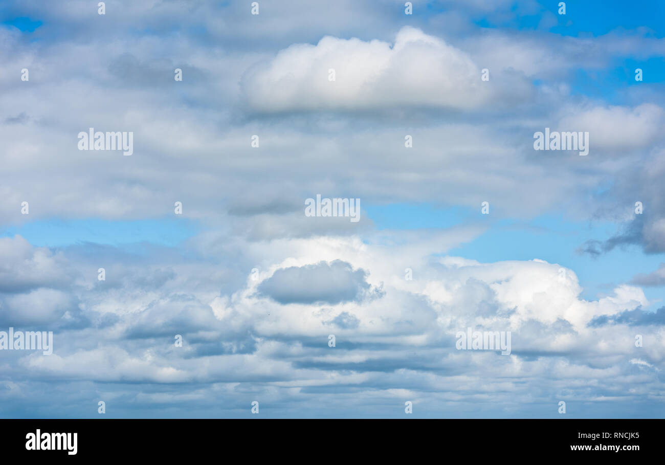 Blau bewölktem Himmelshintergrund Stockfoto