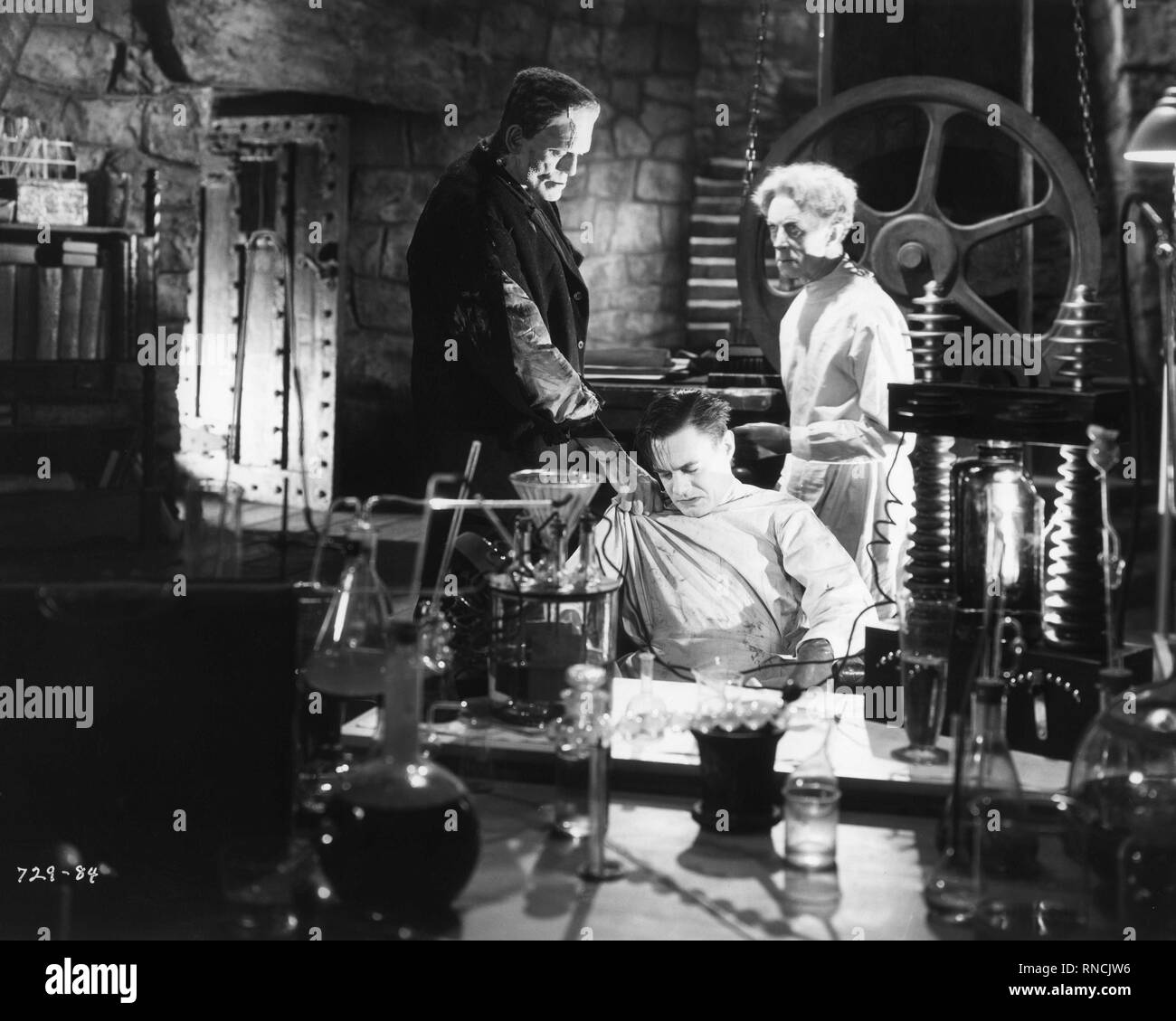 BORIS KALOFF COLIN CLIVE UND ERNEST THESIGER IN DER BRAUT VON FRANKENSTEIN 1935 Regisseur James Whale Universal Pictures Stockfoto