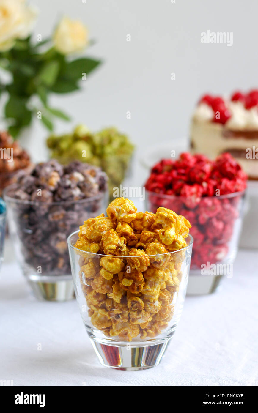 Party Tabelle mit bunten Popcorn in Gläser Stockfoto
