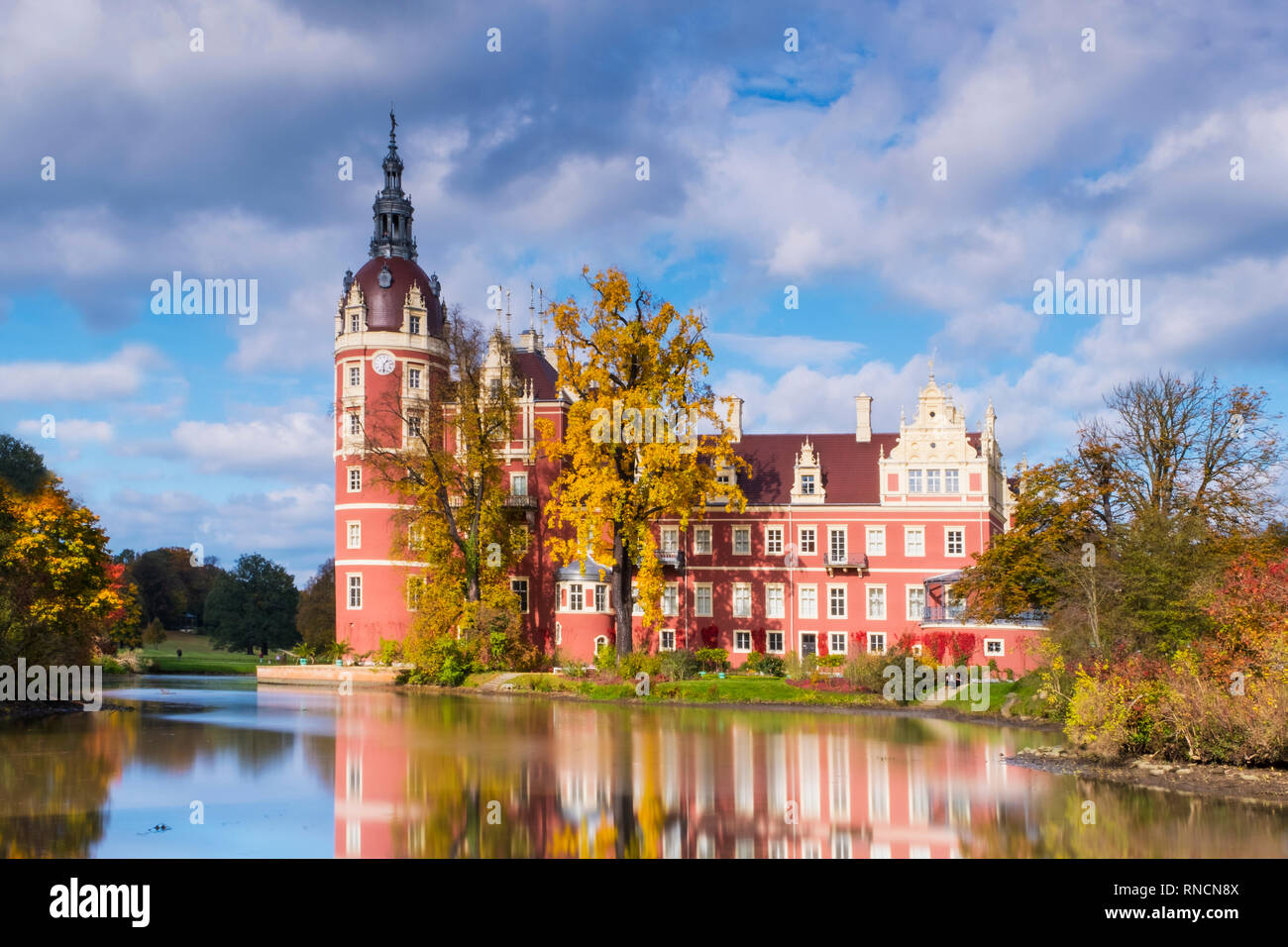 Schloss in Bad Muskau mit Reflexion in der See Stockfoto