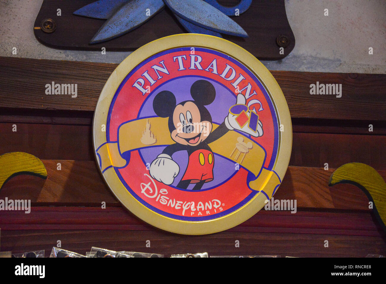 Frankreich, Paris - 28. Februar 2016 - Plakette der Mickey Mouse unterzeichnen, in einem der vielen Souvenirläden, in den Disneyland Park, Paris Stockfoto