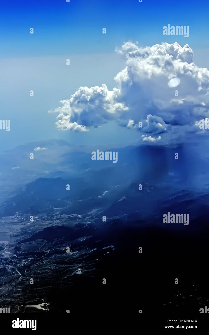 Erde und Cloud aus dem Flugzeug Fenster bei schönem Wetter Stockfoto