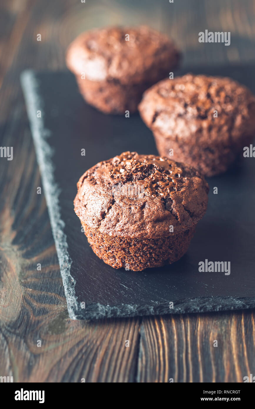Chocolate Muffins auf den schwarzen Stein board Stockfoto