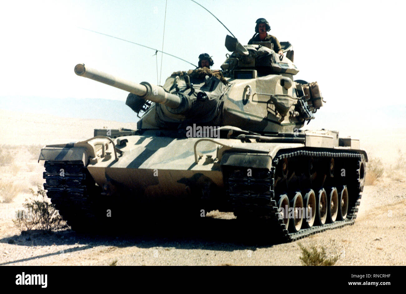 Zwei Marine M-60A1 Panzer aus dem 3. Tank Bataillon nach unten bewegen Sie die Straße in Richtung Ziel während einer Übung auf der Marine Corps Air Ground Combat Center. Stockfoto