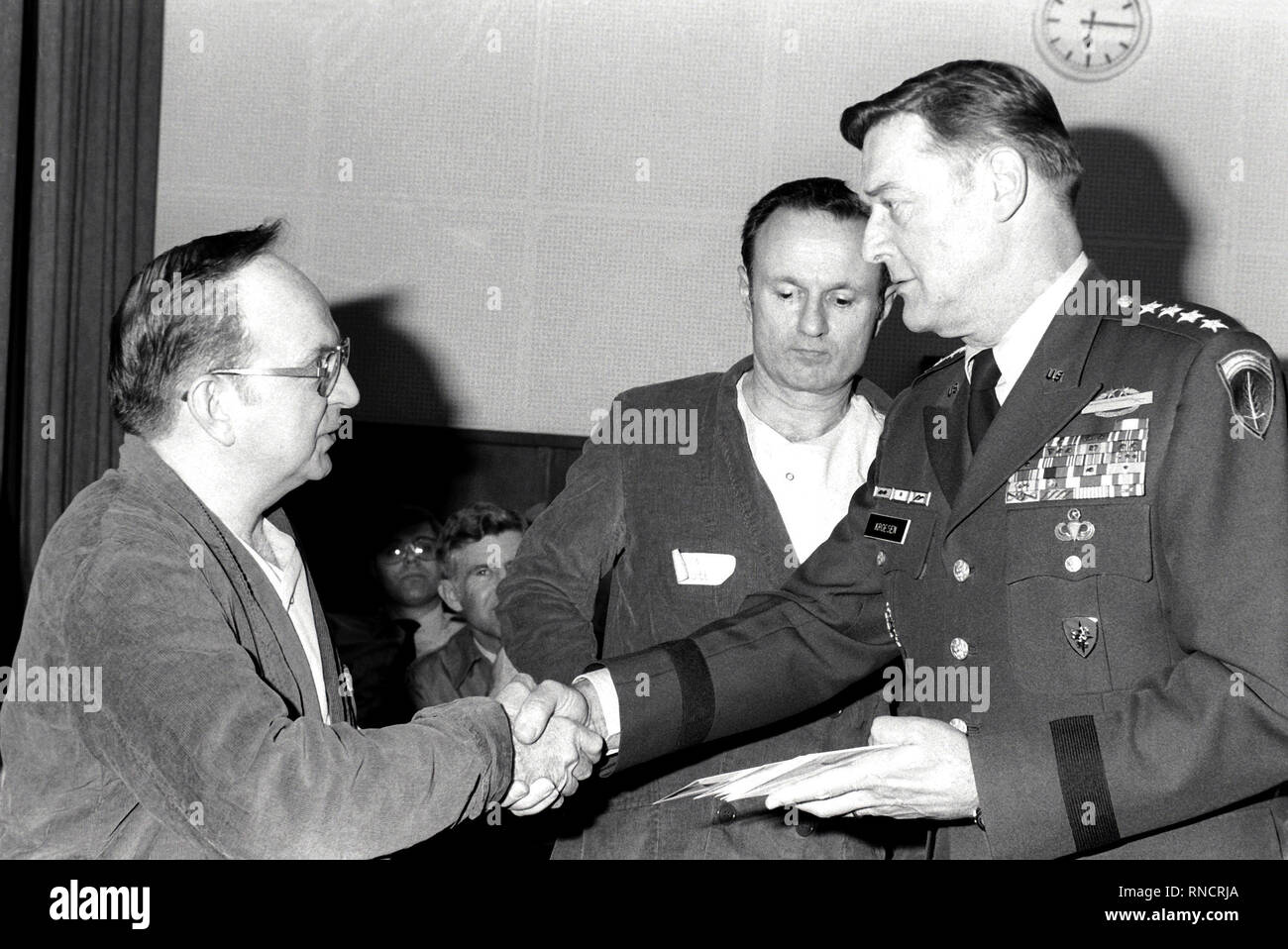 Ehemalige Geisel Michael Howland ist von GEN Frederick Kroesen, Oberbefehlshaber der US-Army in Europa und der siebten Armee begrüßt. Die 52 Geiseln sind für ein paar Tage im Krankenhaus nach ihrer Entlassung aus dem Iran vor ihrer Abreise in die Vereinigten Staaten. Stockfoto Ehemalige Geisel Michael Howland ist von GEN Frederick Kroesen, Oberbefehlshaber der US-Army in Europa und der siebten Armee begrüßt. Die 52 Geiseln sind für ein paar Tage im Krankenhaus nach ihrer Entlassung aus dem Iran vor ihrer Abreise in die Vereinigten Staaten. Stockfoto