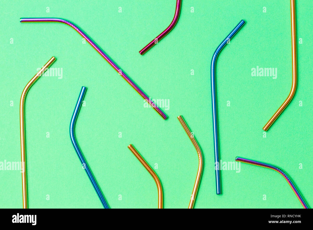 Umweltfreundliche Edelstahl wiederverwendbar Strohhalme auf grünem Hintergrund Stockfoto