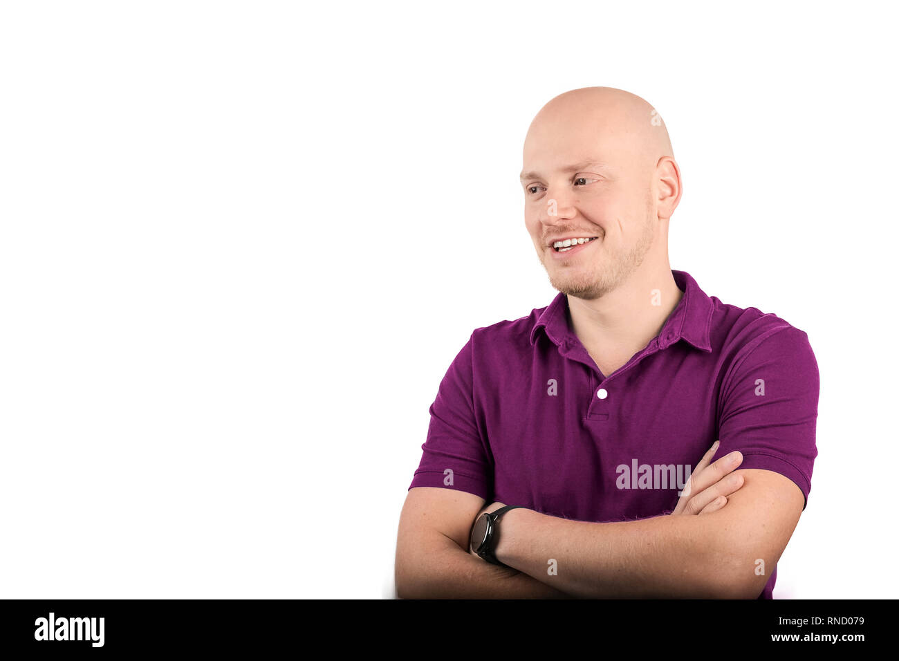 Junger Mann auf der Suche mit lächelnden und stolzen Ausdruck Stockfoto