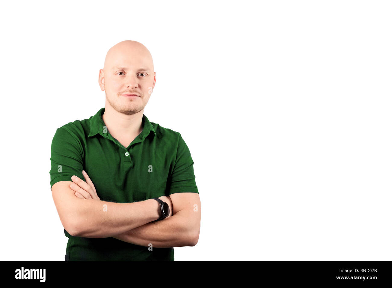 Junge Erwachsene an Kamera suchen mit lächelnden und stolzen Ausdruck Stockfoto
