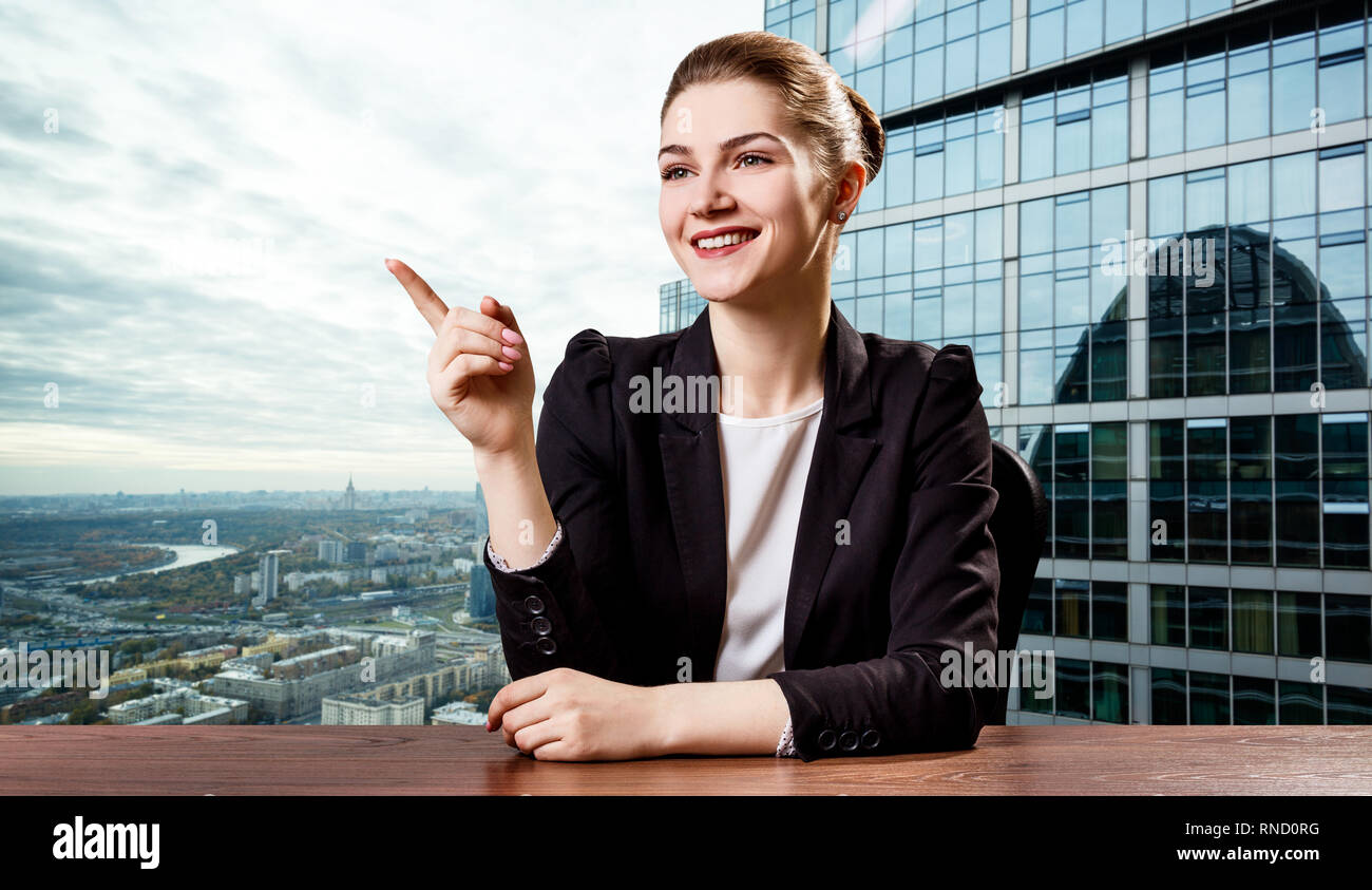 Young Business Frau am Schreibtisch sitzen. Stockfoto