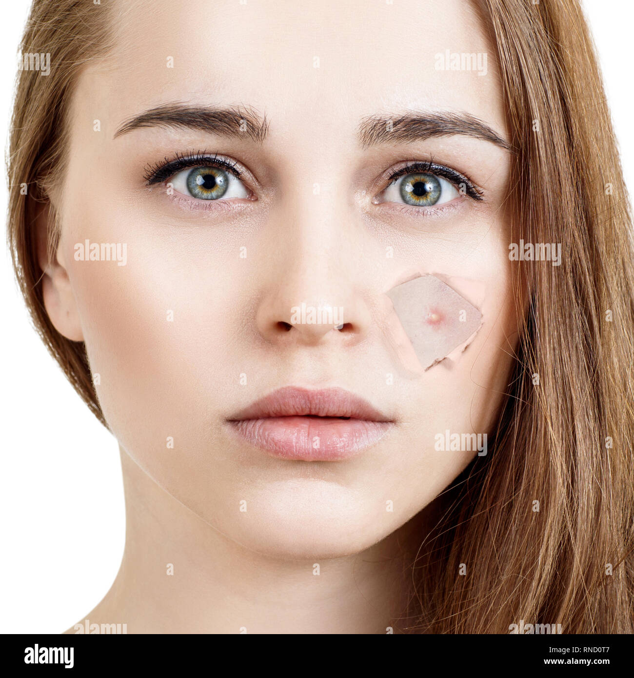 Frau mit Pickel im Gesicht Peek aus der Bohrung in der Stiftung. Stockfoto