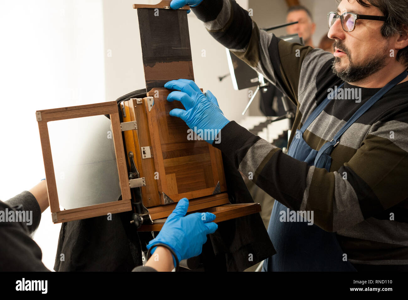 Fotograf legt eine alte Großformatkamera mit fotografischen Platte Chassis, vor dem Schießen. Stockfoto